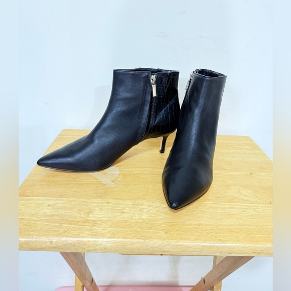 White House Black Market Low Ankle Boot 5" Zip Side Kitten Heels Bootie 9.5 M - Picture 2 of 10